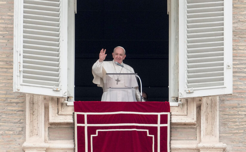 Papież: Trójca Święta uczy, że nie można istnieć bez innych